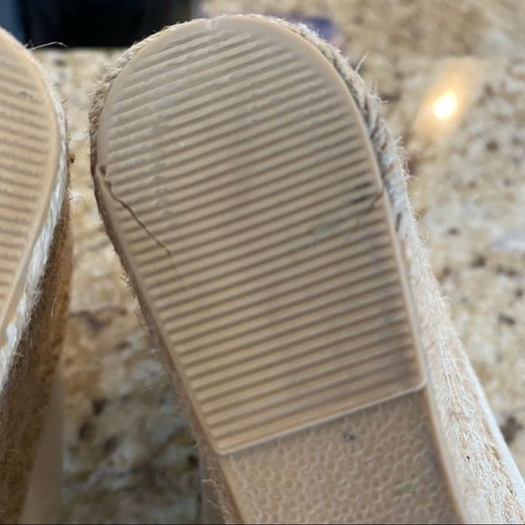 White Mountain women’s cream color open toe wedge heel shoes. 3.5 inch heel - Picture 4 of 8